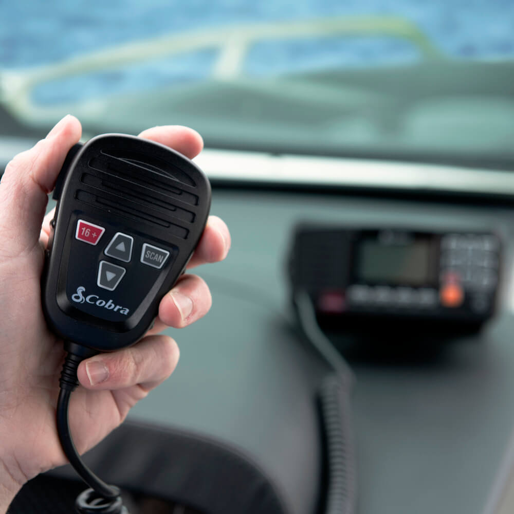 cobra-bluebound-1350-fixed-mount-marine-vhf-radio-gps-waypoint-navigation-class- image 3